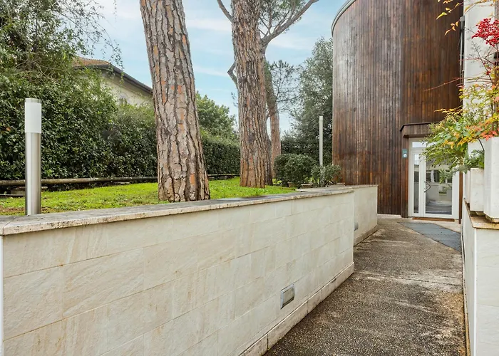The Poolside House - New 2 Bedroom With Terrace Apartment Rom