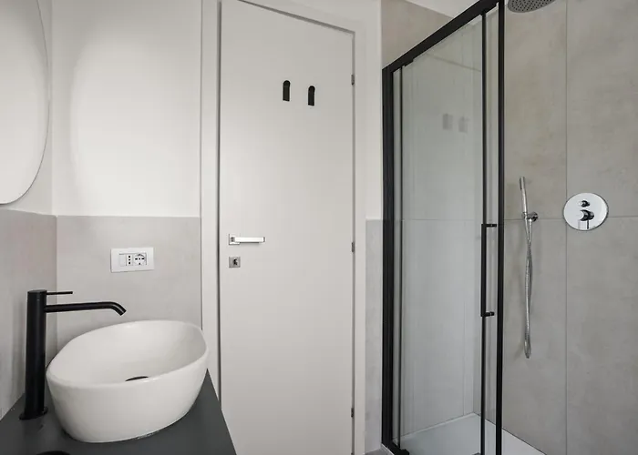 The Poolside House - New 2 Bedroom With Terrace