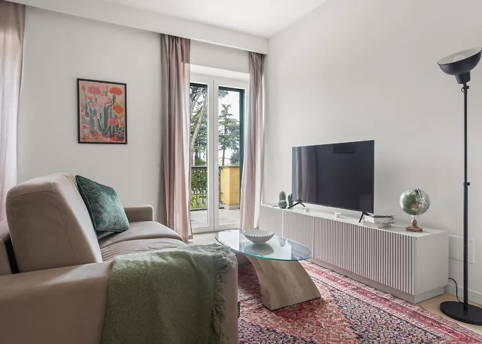 The Poolside House - New 2 Bedroom With Terrace